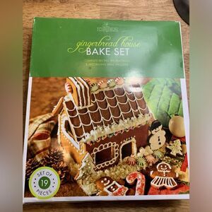 Vintage Fox Run gingerbread house bake set 19 pieces like new‎